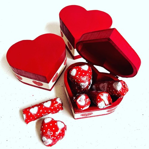 Ξύλινο Κουτί Καρδιά με Σοκολατάκια